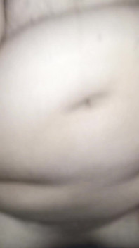 Close-up van het mollige poesje van mijn mollige vrouw terwijl ik mijn pik in haar stop