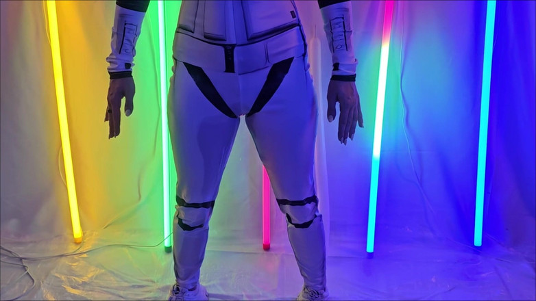 Flexble Hanna: 발롱에서 자위하고 시오후키하는 로봇 소녀