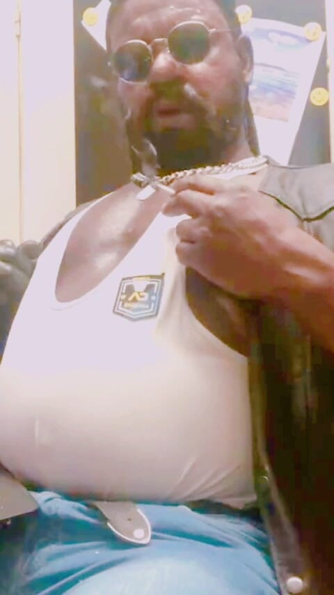 Black smoking muscle stepdad: Musculoso Semental, Botas De Mezclilla Fumando En Solo Titpig