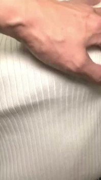 Wellustige getrouwde vrouw ontmoet hem in een hotel op klaarlichte dag. Ze plaagt zijn harde pik voordat ze toegeeft.