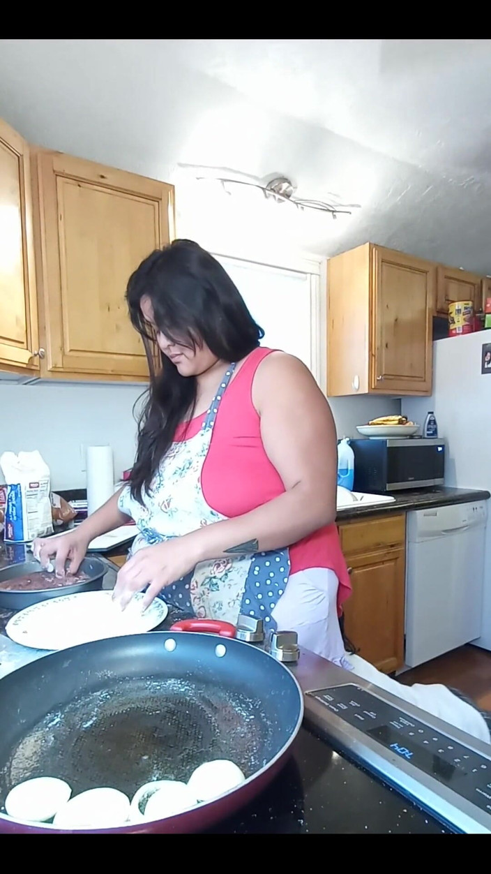DeesDeepThroat: Housewife