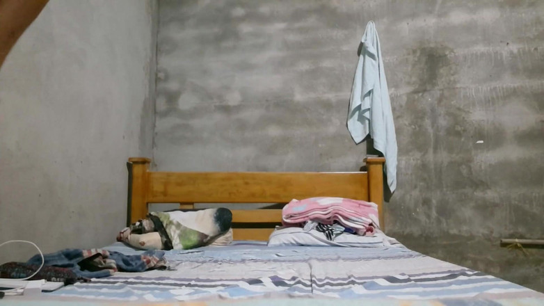 kafesexxx: Ateşli 18 yaşındaki kız senin için kamera önünde iç çamaşırı deniyor