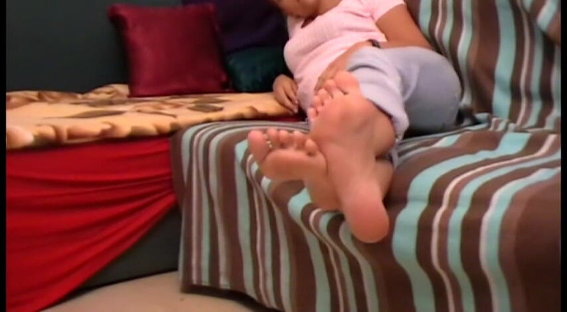 Foot Girls: Melady nahé velké nohy v detailním záběru