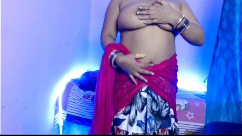 HotGirl21: Awek desi panas seksi membuka pakaiannya dengan perlahan-lalan dan menunjukkan...