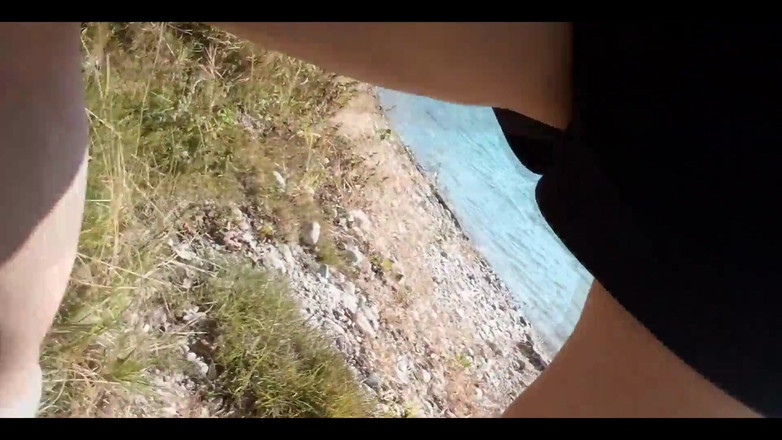 Jon Arteen: 존 아르틴은 화장실 안팎에서 오줌을 싸고 있다. 겸둥이, 날씬한, 섹시한 게이 트윈크 보이 오줌 모음집, 부드러운 자지와 공.