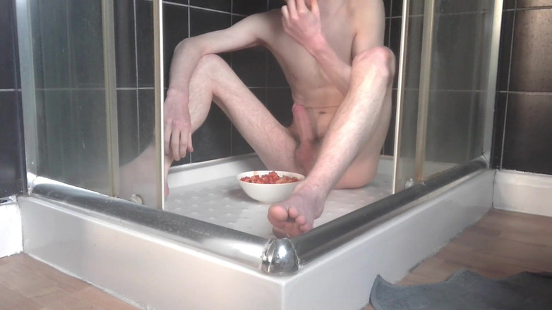 Forest Boi: Twink mănâncă mâncare de pe podea