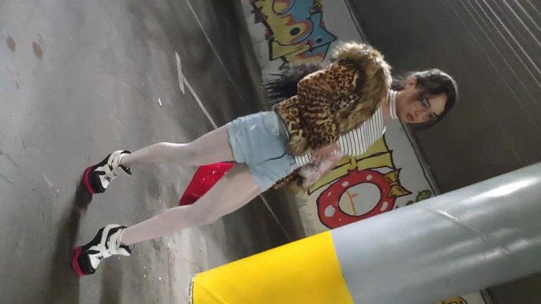 Ponny Letany: 팬티 스타킹과 섹시한 모피 코트를 입고 주차장을 걷는 섹시한 Sissy Ponyboy