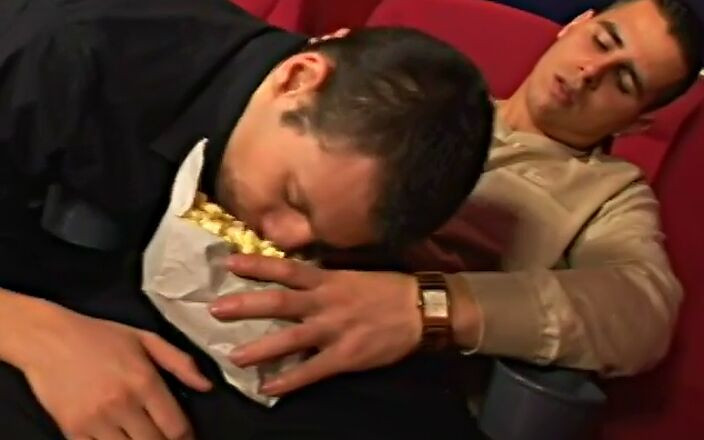 Gays Case: Garanhão musculoso de cabelo curto convida jovem curioso James Jones...