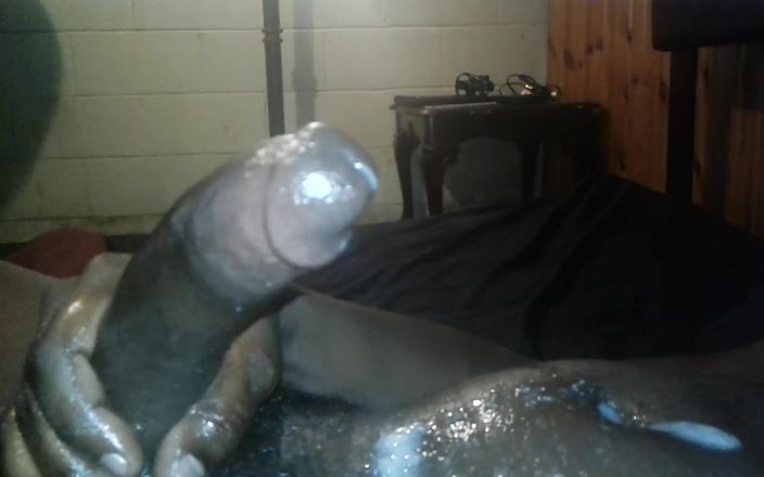 Big black cock BBCee: Accarezzo lentamente il mio enorme cazzo nero sborrando così forte