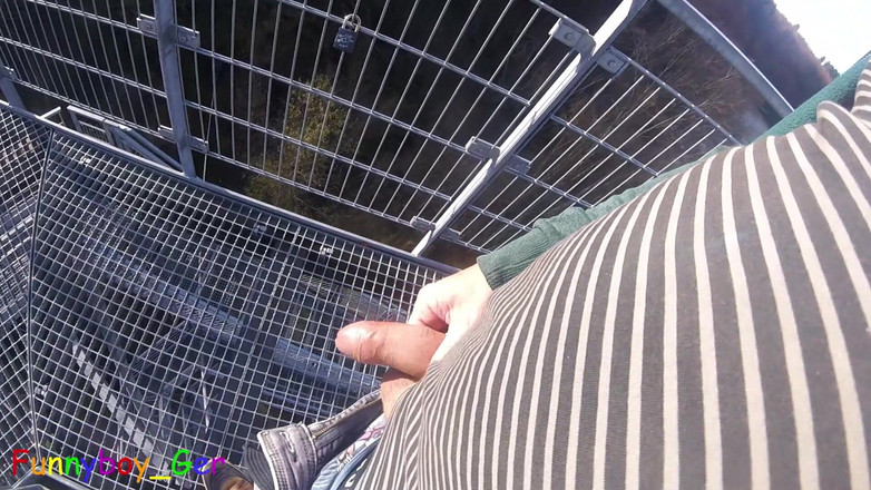 Funnyboy-Ger: 川沿いのとても人目公開の展望塔で、包皮の手入れをしています。