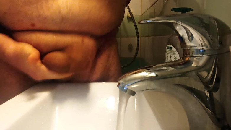 Big Pisser: Quente superchub com fupa raspada manhã rotina mijo e lavagem...