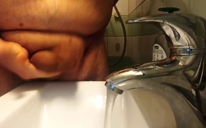 Big Pisser: Superchub sexy avec une fupa rasée, routine matinale, pisse et...