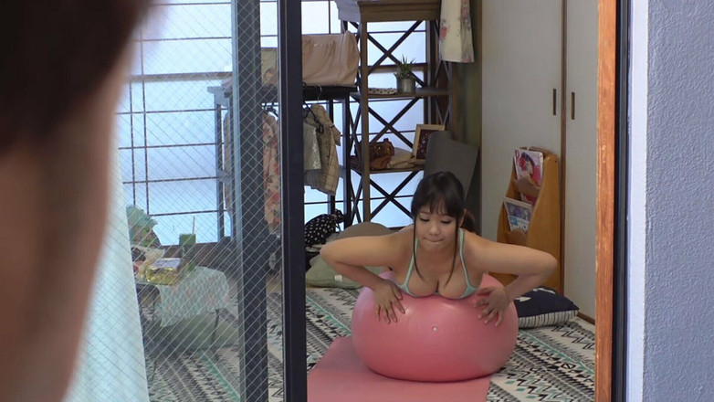 DOC channel: Pohled do místnosti přes síň na oblékající krásky s velkými...