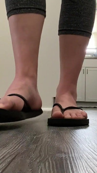Model flip flop dan menjuntai kaki alami