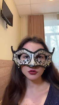 Chica Rusa Habladora Y Mona Con Medias Y Tacones Bailando Striptease