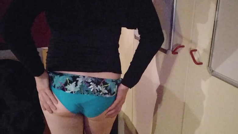 Joslin: Сіссі Джослін танцює в милому бікіні