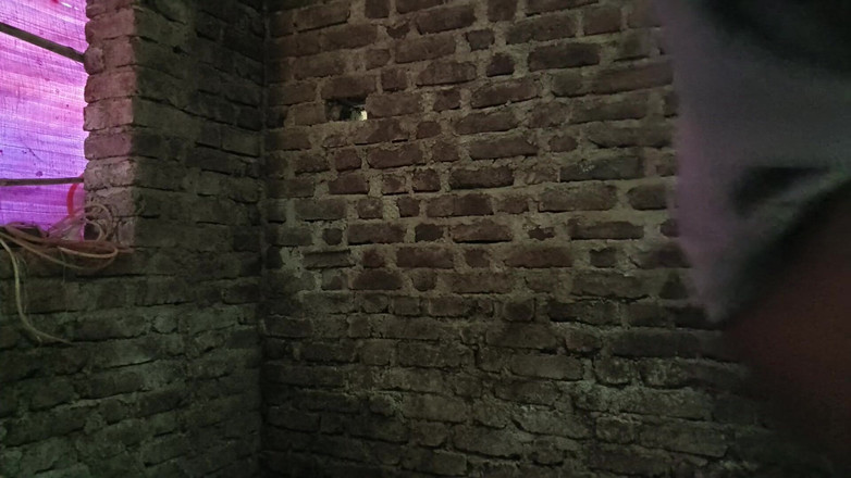 Needajob: 今天，看到邻居的妻子，从中出来。