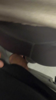 Je Me Caresse La Bite Sur Le Cul D’un Inconnu Puis Elle M’attrape La Bite Dans Le Métro
