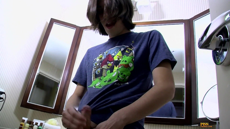 Piss Twinks: Śliczny nieobrzezany chłopiec tryska i moczy