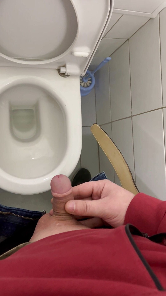 Young Russian cock close up: Pulă tânără rusoaică care ejaculează de aproape