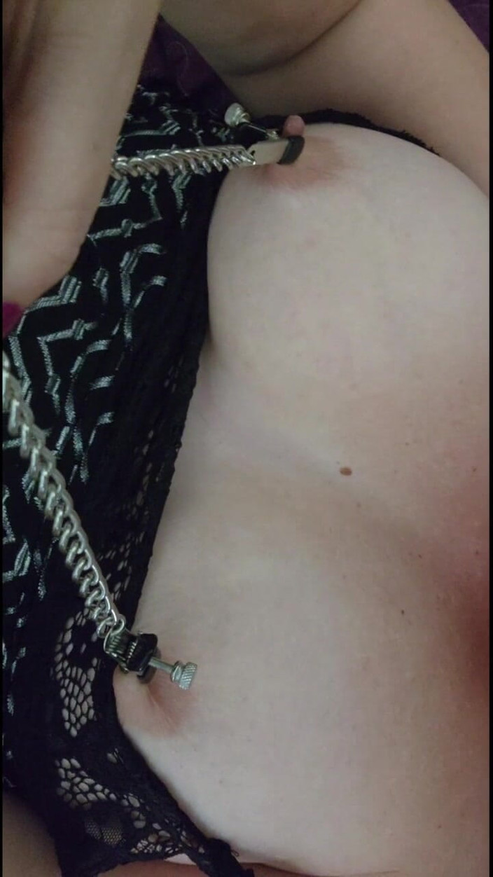 Dainty Deviant: Gorąca bujna milf pozwala anonimowemu mężczyźnie kontrolować jej Bluetooth Lush...