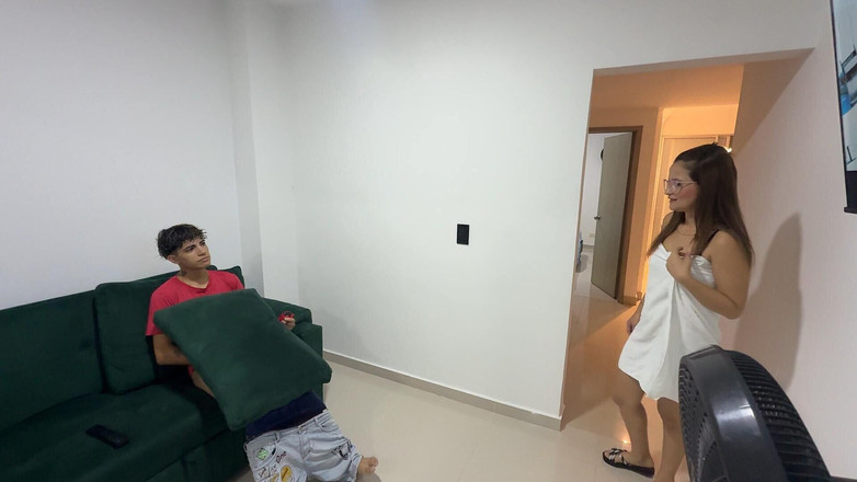 katyJay: La matrigna con un culo enorme scopre il figliastro che...