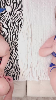 Des Jumelles BBW Aux Seins Géants Se Font Baiser Et Reçoit Un Creampie En Cadeau Pour Noël