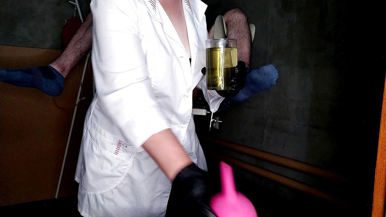 OurFetishLife: Médico fetiche enfermera enema de néctar dorado