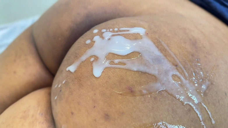 Aria Mia: 부모님이 옆 방에서 정액을 번갈아 가며 따먹는 배다른 오빠