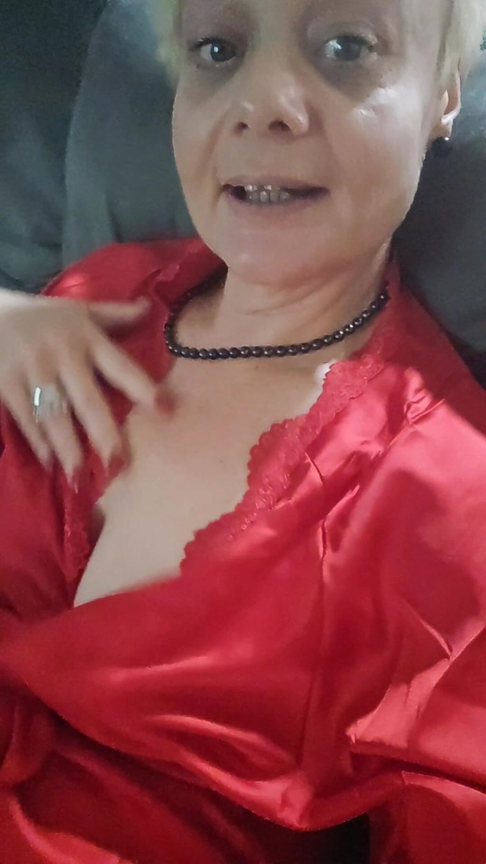 Sofy13: Trong chiếc váy lụa của tôi, tôi vuốt ve âm hộ ướt át...