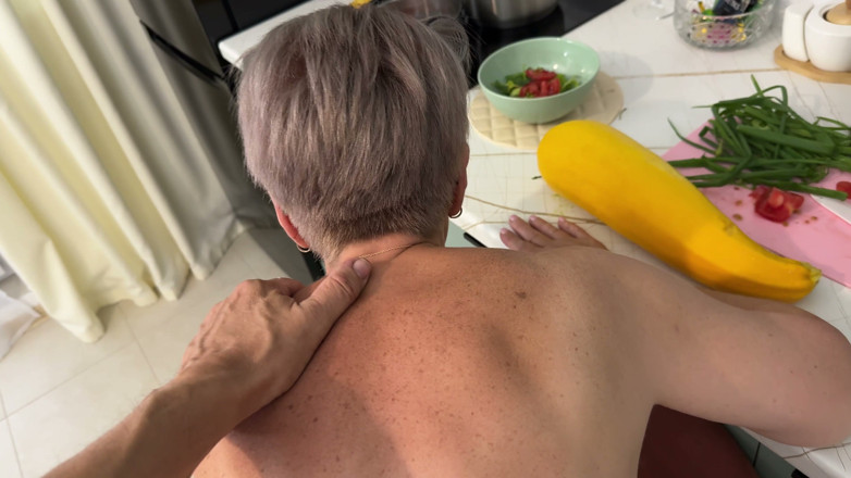 Heatwave Porn: Старую бабушку в очках трахают в ее задницу
