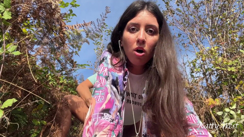 Katty West: 茂みで小便をしている女の子を捕まえて、彼女を山に連れて行って性交させた