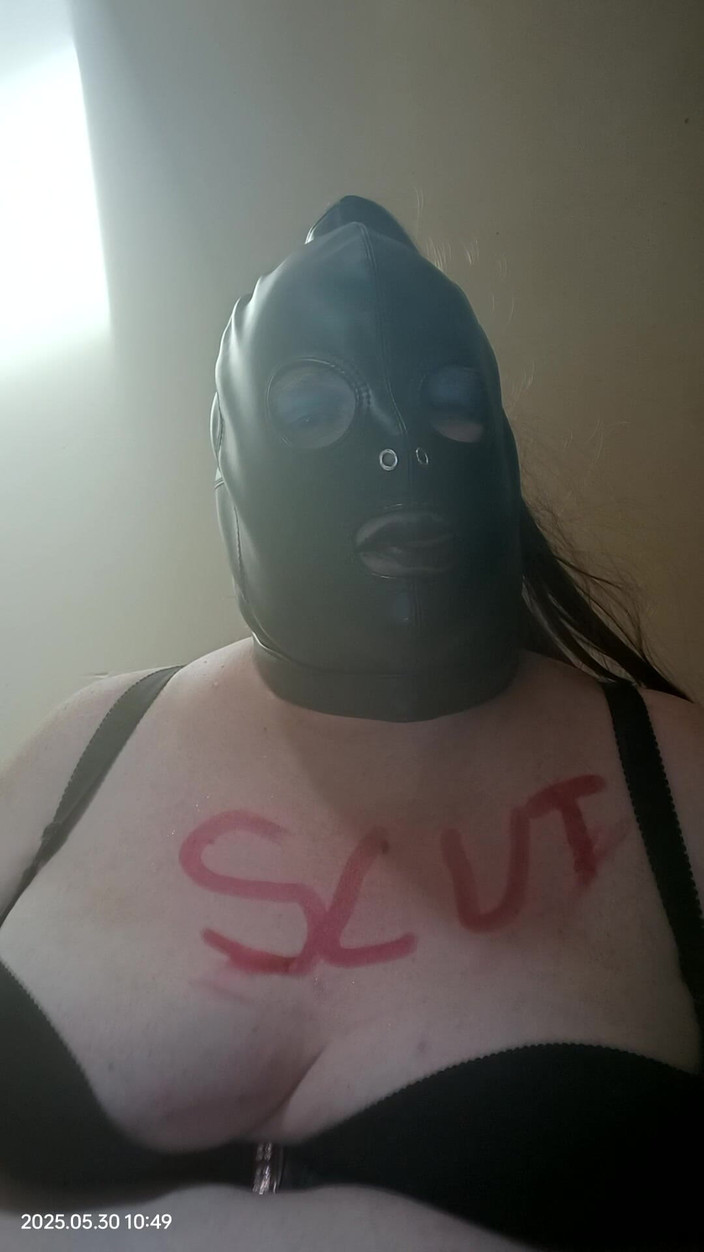 Stephanie-Nicole-TV: 胖美女电视抽烟并玩弄假阳具