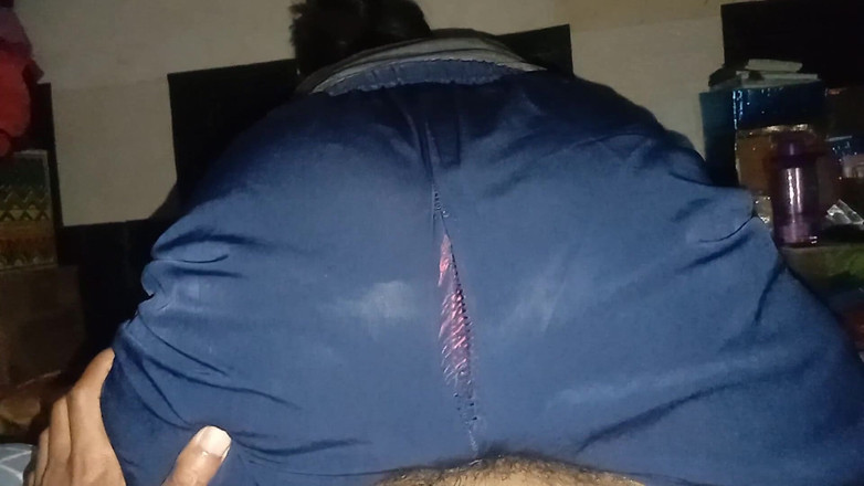 Famly sex: Voglio farmi sbattere il culo da una ragazza asiatica.