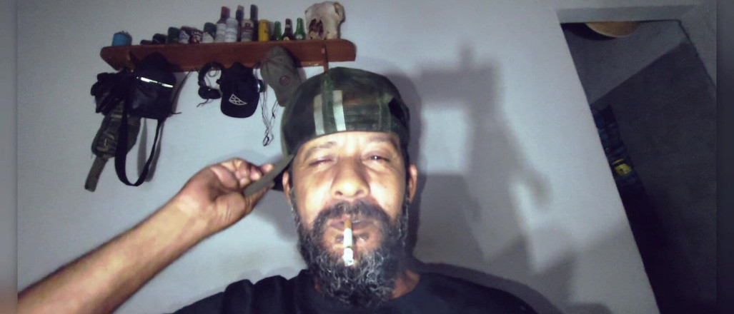 Stink HairyMale: Palenie papierosów i pokazywanie stóp