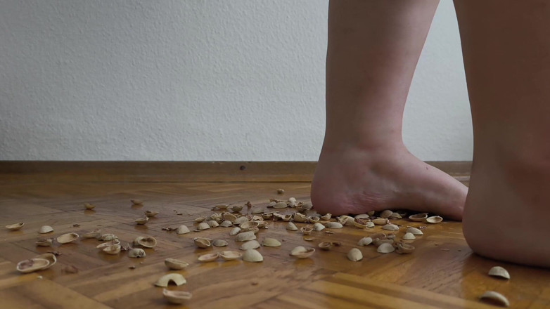 Your QueenXoXo: 130kg Woman Walking on Pistachio Shells - Crunching Sounds
