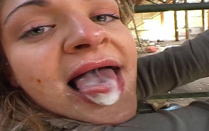 Genuine XXX: Wielkie cycki i wielki tyłek blond dziwka znosi szorstki jebanie...