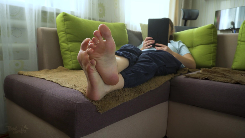 Teasecombo 4K: Sexy Teen Amateur Shows Off Her Bare Soles Foot Fetish