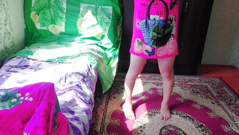 Kitty_Cross: Sono un ragazzo travestito che mi sculaccia da solo