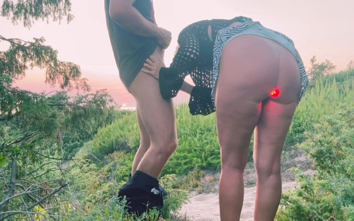 Sportynaked: Light Buttplug and Blowjob Seafront on Sunset
