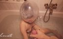 Lanreta: 在浴缸里玩避孕套呼吸