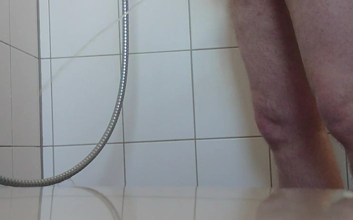 Carmen_Nylonjunge: Pissen in der dusche am morgen