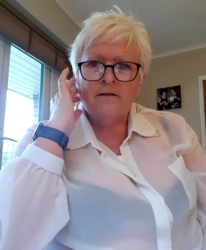 Uk Joolz: Vorbind cu secretara sexy