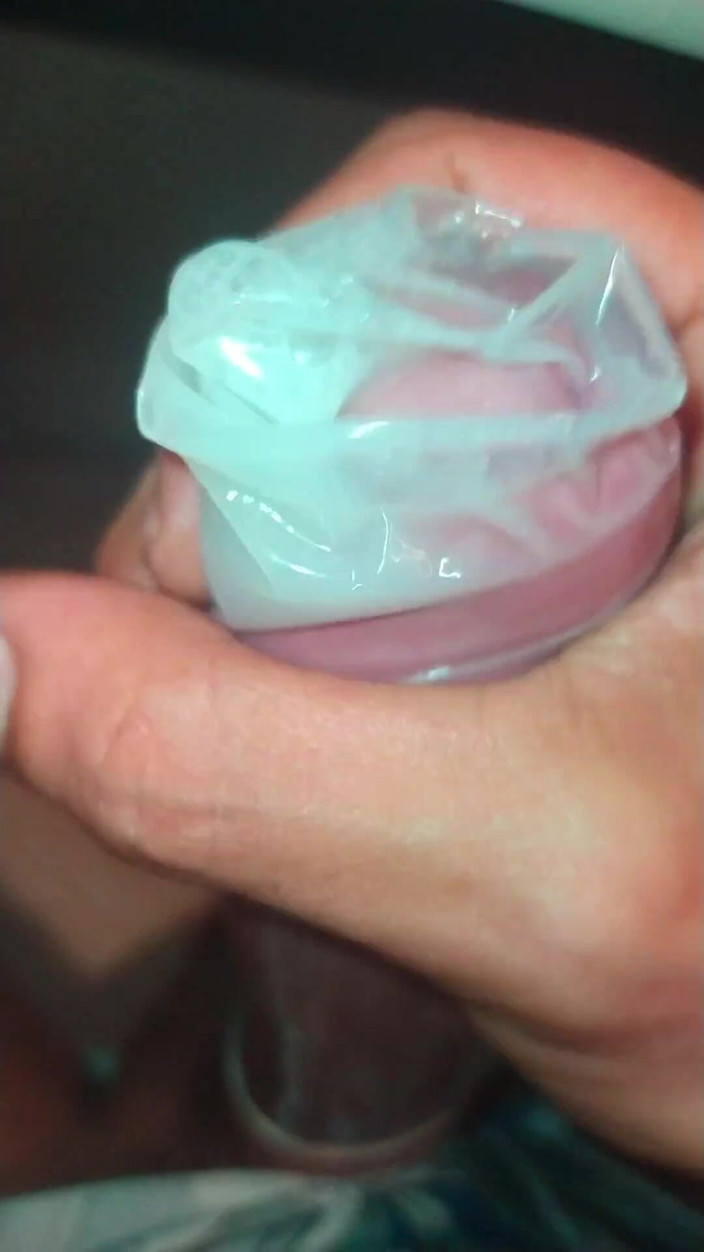 Naughty Cock: Masturbace bez nepořádu, všechno je uvnitř kondomu.