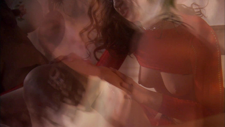 CBD Media: Två kåta unga smala kroppskvinnor som har trekant med kocken