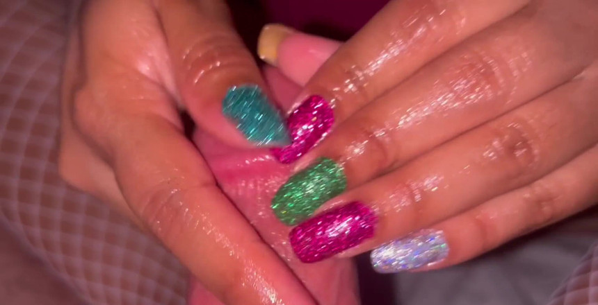 Latina mala: Trabajando con el pie de rejilla y con la mano