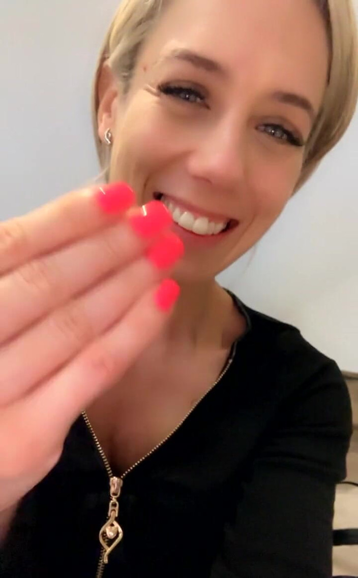 Nesty: Îți plac unghiile mele roz?