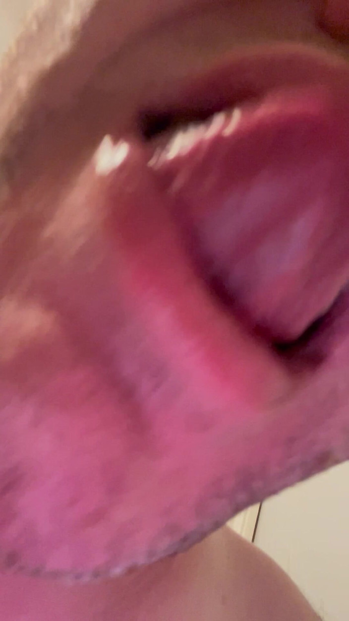 Julian sharp: Julian Sharp met zwarte netkousen aan