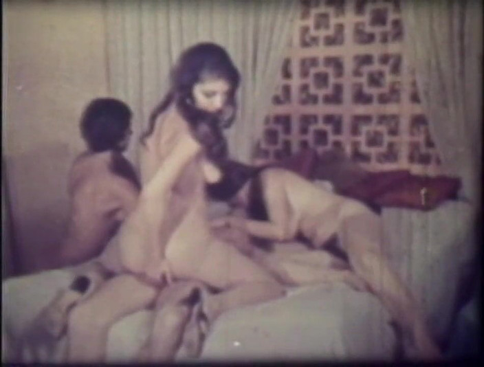 Vintage megastore: Сводная сестра и тинка BFF склонили сводного брата к сексу.