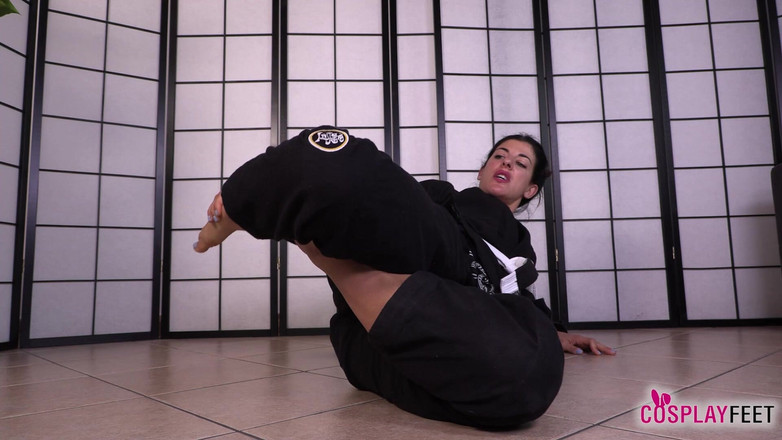 Feet & Cosplay: 섹시한 발을 유리하게 사용하는 방법을 보여주는 Karate 강사 Bianca Blance